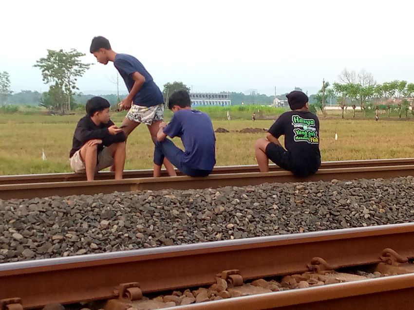 Sekelompok Remaja 'Nongkrong' di Perlintasan Kereta Api Gandulan