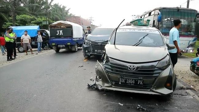 Tiga Mobil Terlibat Tabrakan di Jalinsum Asahan, 13 Orang Luka-luka