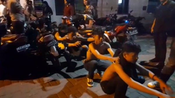 Puluhan Pria Bersajam Diduga Anggota Geng Motor Diamankan Polisi di Medan