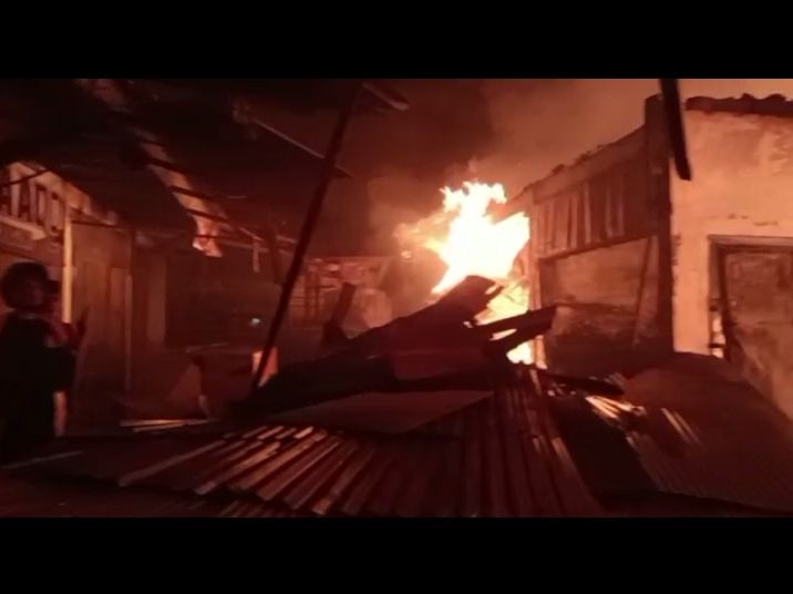 Si Jago Merah Kalap, 20 Ruko di Bangkalan Terbakar