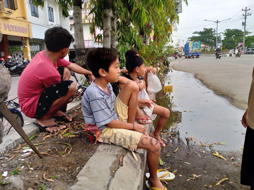 Mengintip Semangat Anak-anak Berburu Takjil di Sore Hari