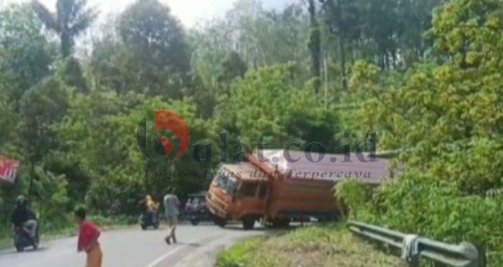 Truk Pengangkut Pupuk Nyaris Terbalik di Jalinsum Batunadua Padang Sidempuan