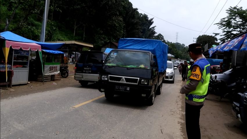 Arus Lantas Jalur Wisata Aek Sijorni Mulai Dipadati Kenderaan Bermotor