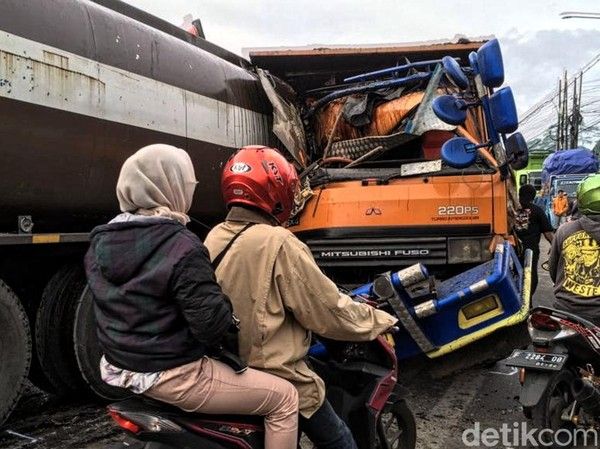 Dua Truk Adu Banteng di Sukabumi, Satu Sopir Tewas