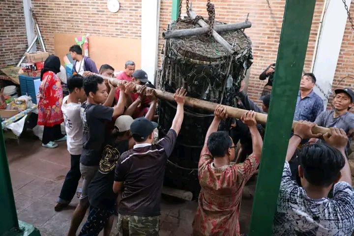 Makanan Lopis Raksasa Seberat 1.830 Kilogram Ramaikan Festival Warga Pekalongan Raya