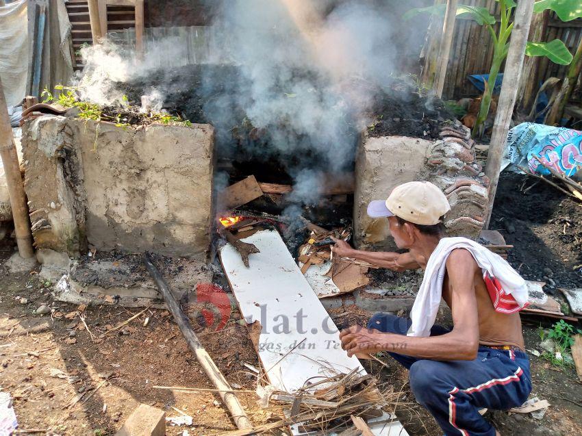 Tasripin Satu-satunya Pembuat Arang Kayu yang Masih Bertahan di Pemalang