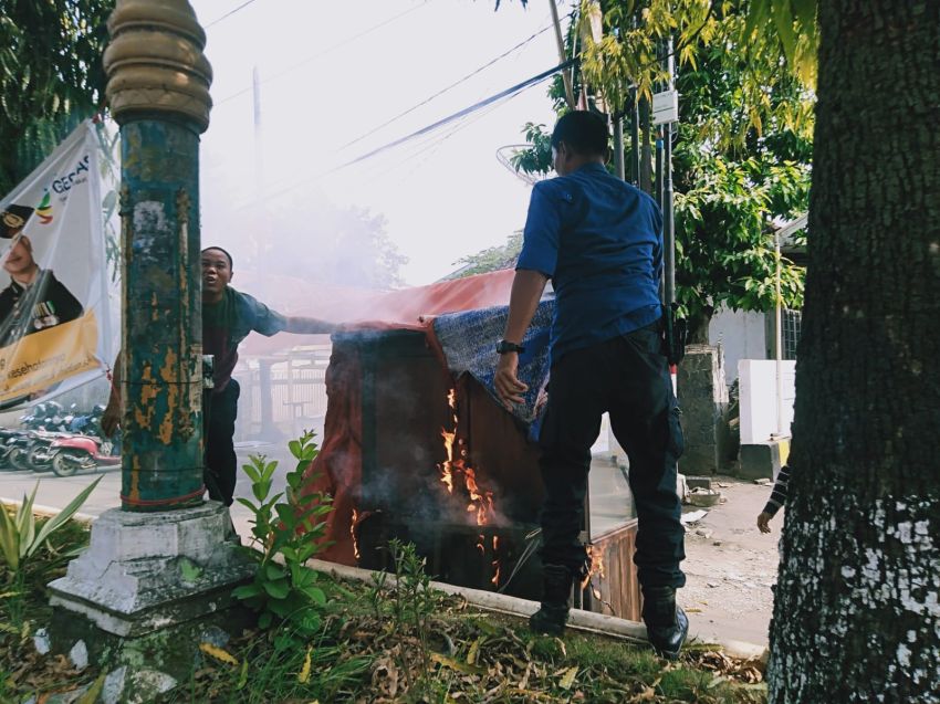 Gerobak es Terbakar, Diduga Akibat Puntungan Rokok