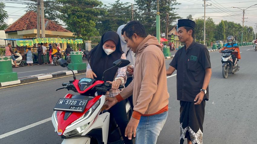 GMC Pamekasan Bagi Takjil Gratis ke Sejumlah Pengendara