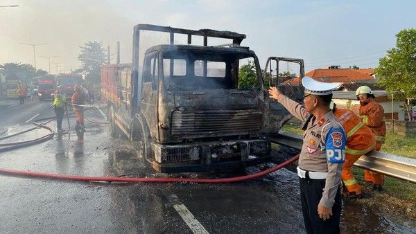 Truk Terbakar di KM 6.600 Tol Perak arah Waru Padam, Arus Lalu-lintas Sempat Macet 2 Kilometer