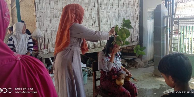 Tradisi Mandikan Ibu Hamil Masih Bertahan di Madura