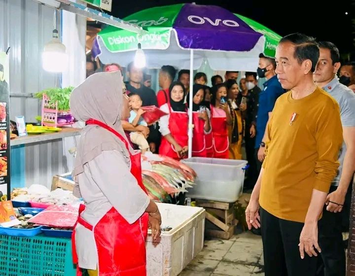 Presiden Jokowi Jalan Kaki Susuri Para Pedagang di Kampung Ujung Labuan Bajo