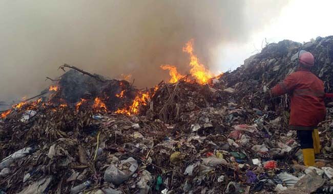 Bakar Sampah di Bawah Jembatan Tol, Warga Panik