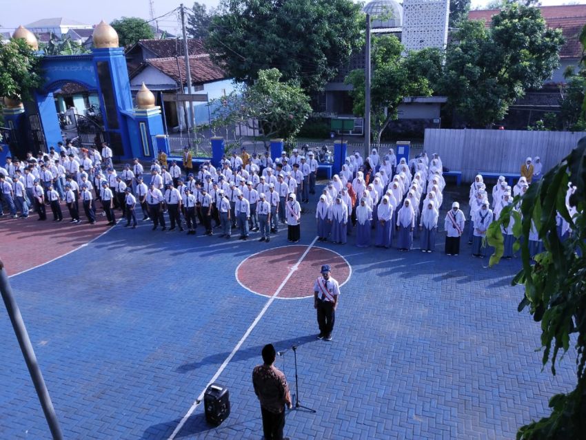 Hardiknas, SMP Mulia Adakan Upacara di Kompleks Pendidikan Muhammadiyah Ngawi
