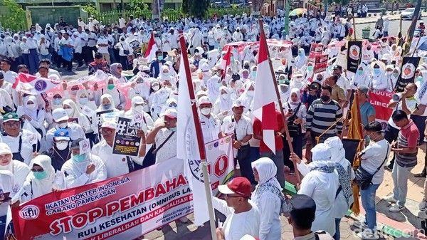 Ribuan Nakes Demo di Depan Kantor DPRD Pamekasan, Ini Alasannya