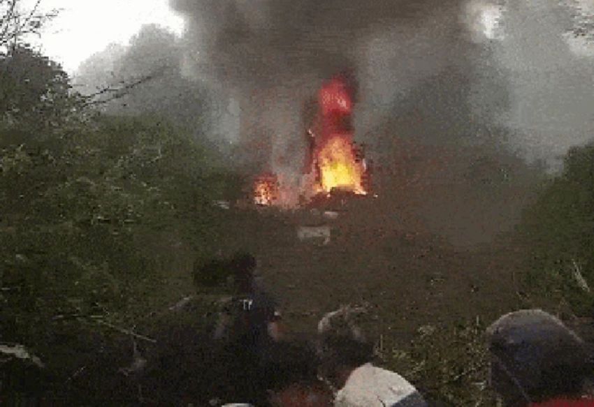Pesawat Latih Jatuh di Ciwidey Bandung, Kobaran Api Terlihat Membumbung
