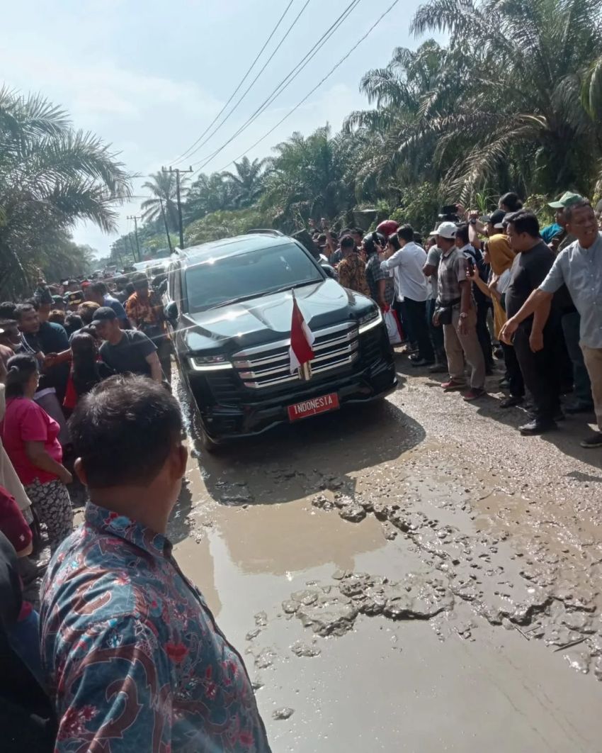 Mobil Jokowi Nyangkut di Lubang Saat Menuju Desa Sonomartani