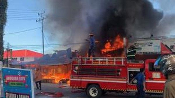 Lima Bangunan Ludes Terbakar di Padang, Kerugian Capai Rp 1 Miliar