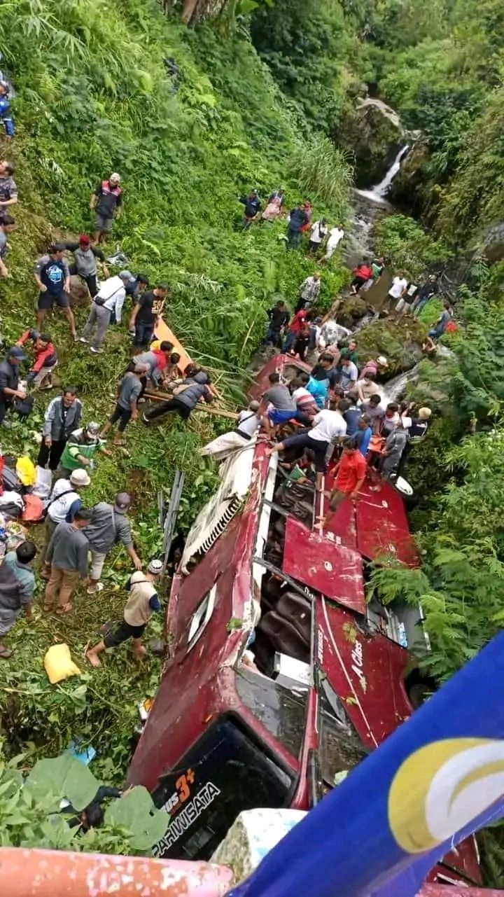 Bus Tanpa Supir Terjun Bebas ke Jurang Obyek Wisata Guci Tegal Jawa Tengah