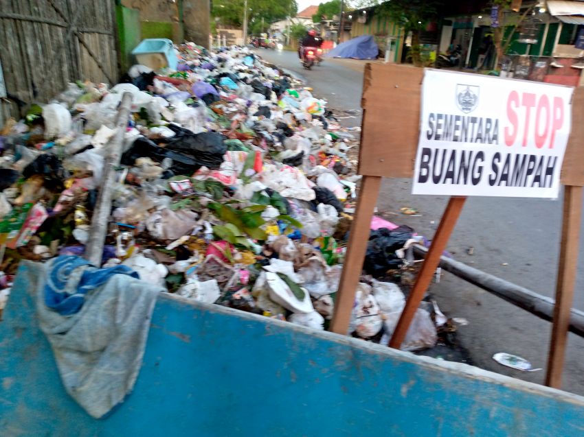 Tumpukan Sampah Timbulkan Bau Tak Sedap Menganggu Pengguna Jalan