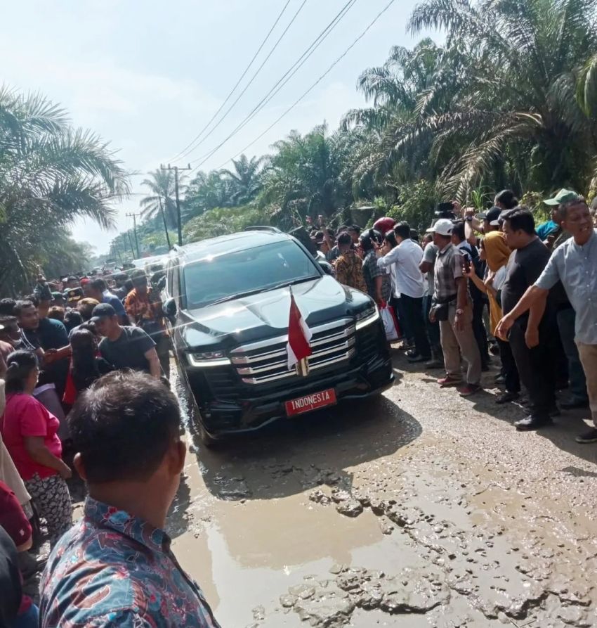 Mobil Presiden Jadi Spot Selfie Warga Labura