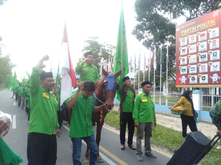 Naik Kuda Datang Ke KPU, DPC PPP Deli Serdang Daftarkan Bacaleg