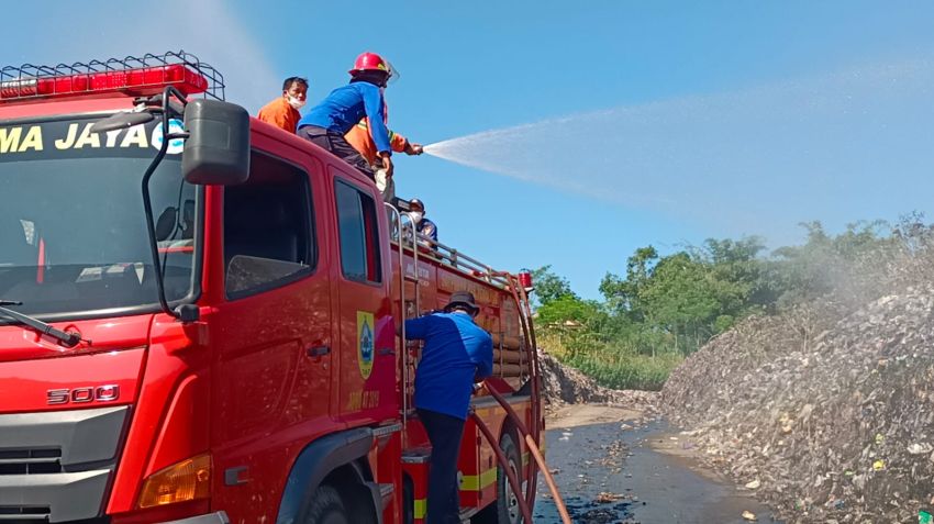 Cairan M4 Bio Enzim Disemprotkan ke TPA Pesalakan