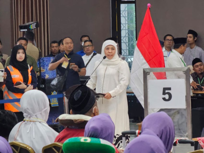 Gubernur Jatim Berangkatkan Ribuan Jamaah di Surabaya