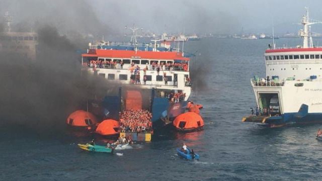 Kapal Feri KMP Royce 1 yang Terbakar di Laut Merak Berhasil Dipadamkan