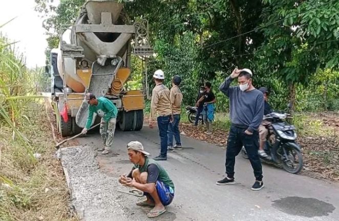 Viral, Seorang Warga di Batang Gelontorkan Milyaran Rupiah Dana Pribadi Untuk Perbaikan Jalan