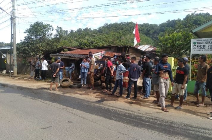 Ratusan Massa Blokir Jalan Saat Personel Polres Padang Sidimpuan Eksekusi Rumah