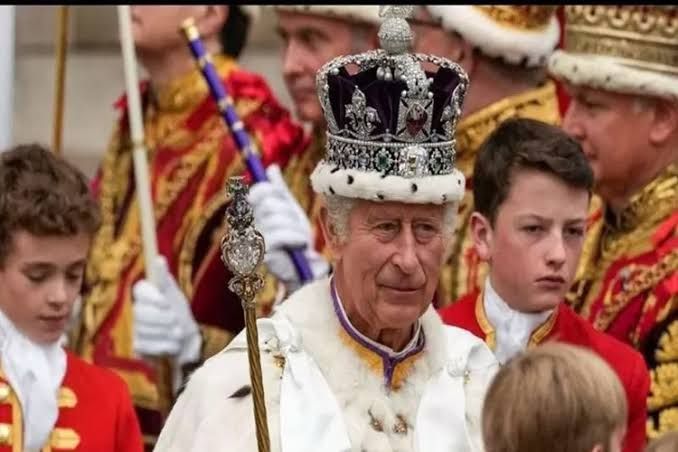Charles III Resmi Dinobatkan Sebagai Raja Inggris