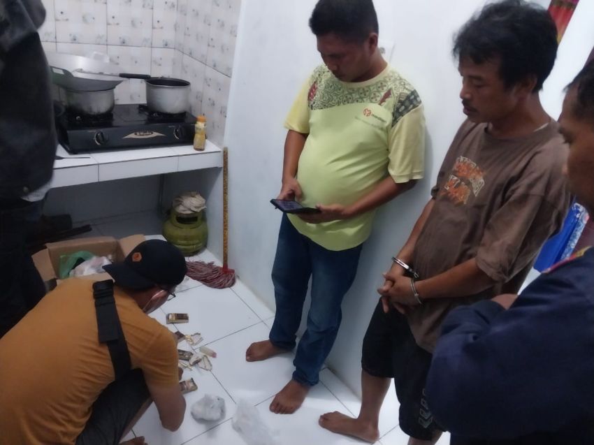Karyawan BUMN Nyambi Bandar Narkoba, Tak Berkutik Ditangkap Dirumahnya, Belasan Paket Sabu Ditemukan