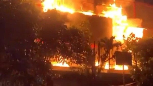 Malang Plaza Terbakar, 15 Unit Damkar Diterjunkan Padamkan Api