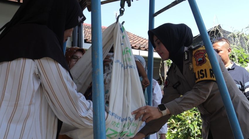 Seorang Anggota Polwan di Pemalang , Bantu Antar Jemput Ibu dan Balita ke Posyandu