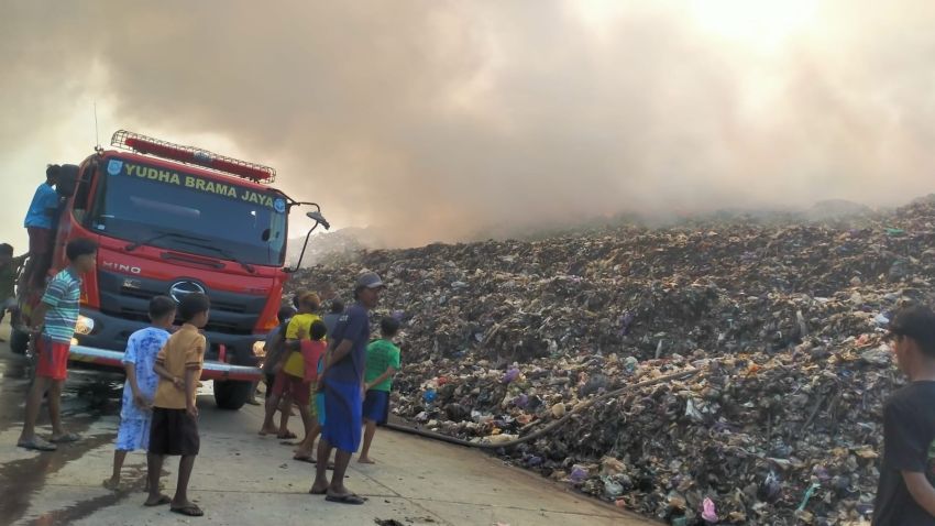 TPA Pesalakan Pemalang Terbakar, Asap Tebal Selimuti Pemukiman Warga