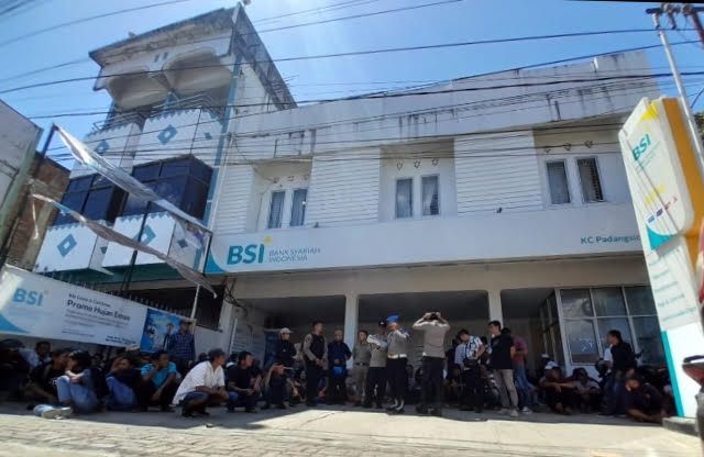 Warga Desa Huta Raja Tapsel Geruduk Kantor BSI Padangsidempuan Gegara Uang Koperasi Tak Dicairkan