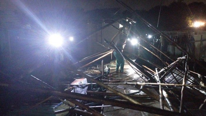 30 Rumah Rusak dan 6 Warga Luka Diterjang Angin Puting Beliung di Batam