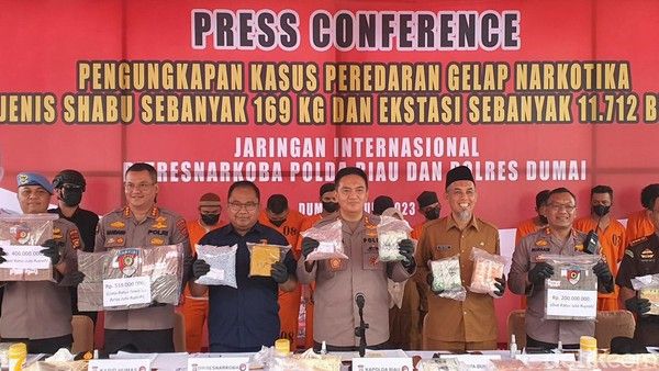 Polda Riau Sita 169 Kg Sabu dan Uang Rp 3 Miliar dari 10 Tersangka