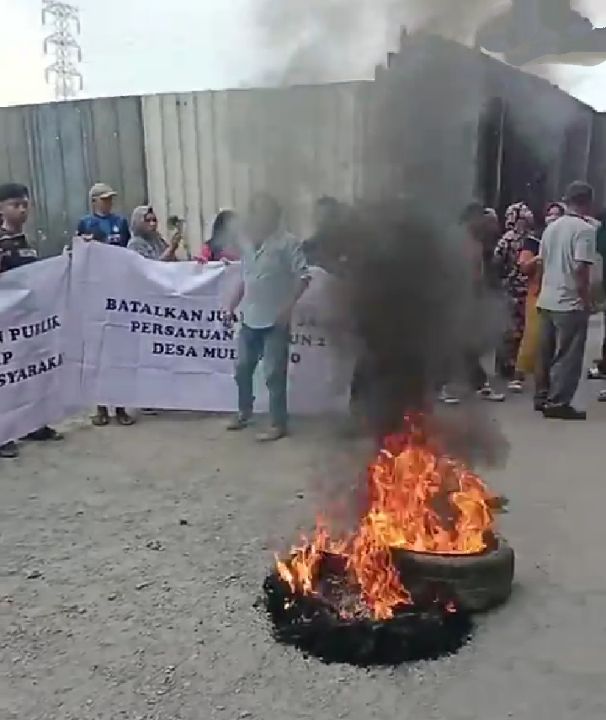 Puluhan Warga Demo Tukar Guling Jalan dan Limbah Pabrik Latexindo