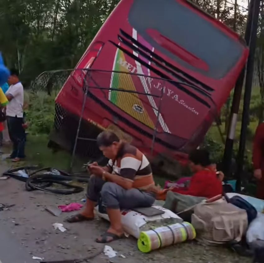 Dua Bus Tabrakan di Labura, Puluhan Penumpang Terdampar di Pinggir Jalan