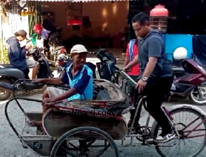 Artis Kondang Nardji Jadi Penarik Becak, Bawa Penumpang di Pasar Comel Pemalang