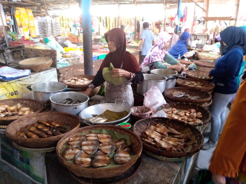 Pedagang Ikan Asap di Pemalang Keluhkan Sepinya Pembeli