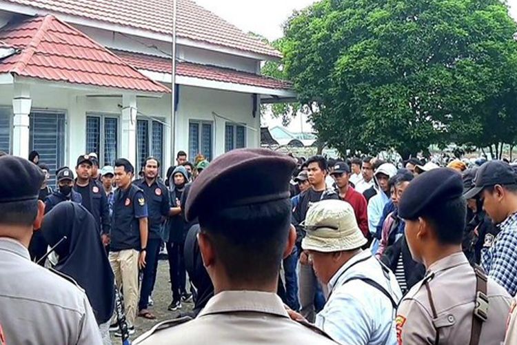 Pengangguran di Karawang Tuntut Dipekerjakan di Perusahaan