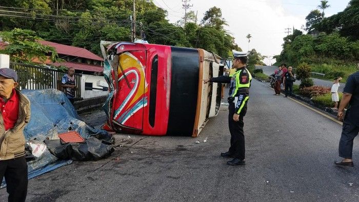 Tak Sanggup Lalui Tanjakan, Bus Sipirok Nauli Terguling di Padang Panjang, 6 Penumpang Luka