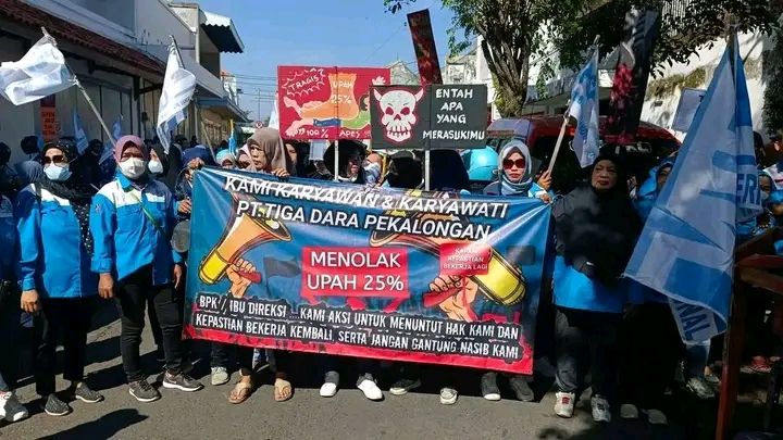 Ratusan Pekerja Geruduk Rumah Juragan Kain Kafan, Minta Upah Tidak Dipangkas