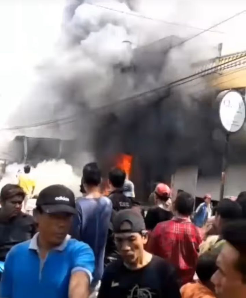 Empat Ruko Berlantai Tiga Terbakar di Medan