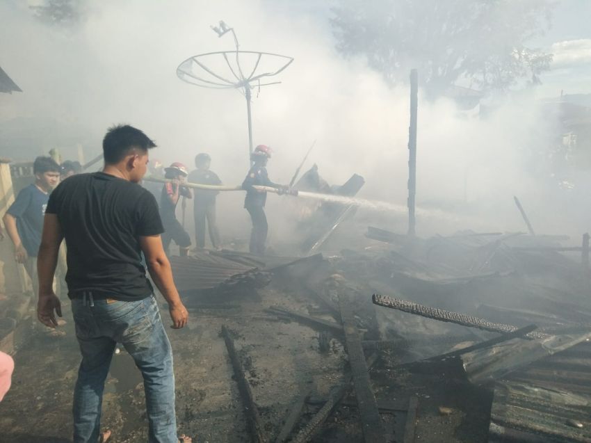 Tiga Rumah Kontarakan Warga di Banjar Sehat Madina Ludes Terbakar 