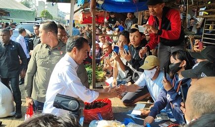 Tiba di Pasar Parung Bogor, Jokowi Disambut Lagu Ulang Tahun oleh Ribuan Pedagang
