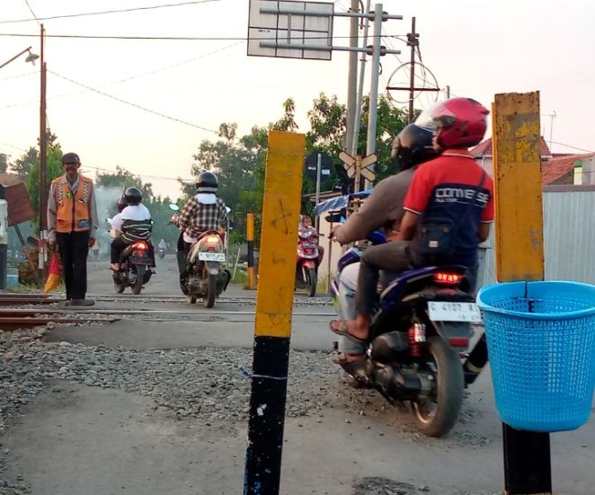 Cerita Relawan Lintasan Kereta Tanpa Pintu di Pemalang Yang Tak Pernah Diperhatikan PT. KAI