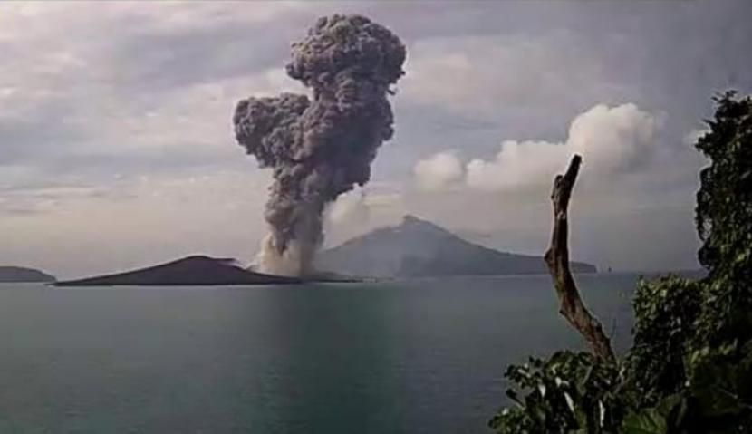 Gunung Anak Krakatau Erupsi, Radius 5 Kilometer Dilarang Mendekat